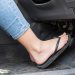 nyetir pakai sandal jepit